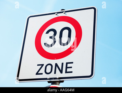 Deutsch-30 km/h Geschwindigkeit Zone Zeichen - Deutschland, Europa Stockfoto