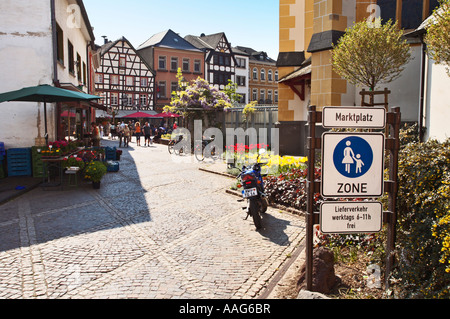 Eingang zum Marktplatz in Ahrweiler, Deutschland, Europa mit Fußgängerzone Zeichen Stockfoto