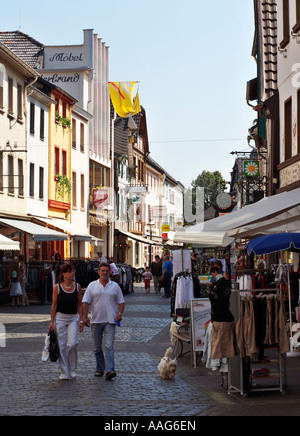 Touristen und alten Läden in den wichtigsten Einkaufsstraßen Straße Ahrweiler Deutschland Europa Stockfoto
