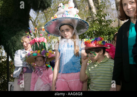 Kandidat in der Oster Bonnet-Wettbewerb in der Taverne auf der Park im Central Park in New York City USA April 2006 Stockfoto