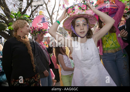 Kandidat in der Oster Bonnet-Wettbewerb in der Taverne auf der Park im Central Park in New York City USA April 2006 Stockfoto