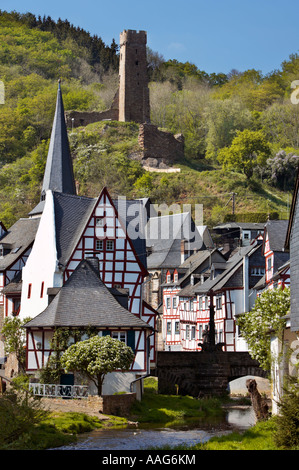 Historischen Dorf Monreal und den Fluss Elz mit Schloss Resch Ruinen oben in der Eifel, Rheinland-Pfalz, Deutschland, Europa Stockfoto