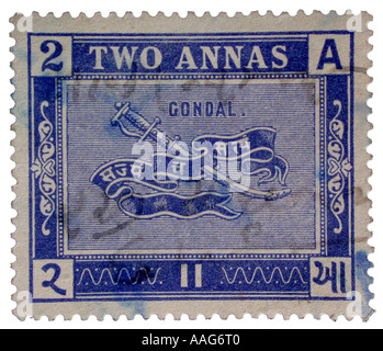 Alte Vintage 1900er Briefmarke zwei Annas Anfang des 20. Jahrhunderts Gondal-Logo, Wappen, Saurashtra Gujarat Indien Asien Stockfoto