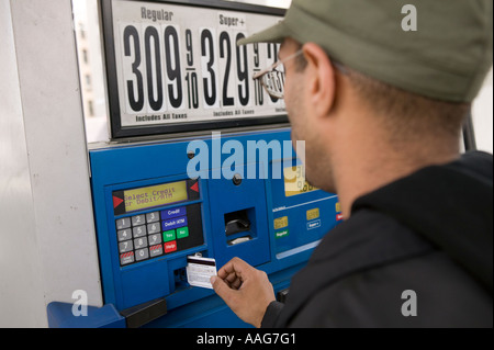 Füllt sich das Auto an einer Tankstelle in Harlem New York City USA April 2006 Stockfoto