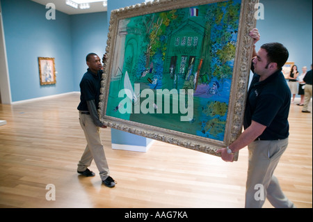 Arbeiter tragen Raoul Duffy Malen während der Vorschau des Impressionismus-moderne Kunst-Verkauf bei Sotheby s in New York City USA April 2006 Stockfoto