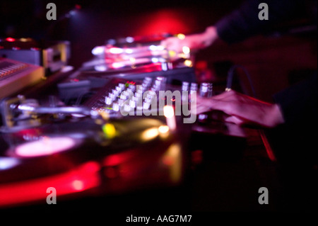 Ein DJ spielt in einem New Yorker Nachtclub USA April 2006 Stockfoto