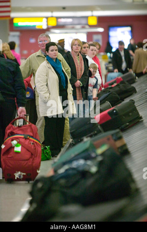 Ankommende Passagiere warten ihr Gepäck am Terminal 4 des JFK Airport in New York City USA, April 2006 Stockfoto