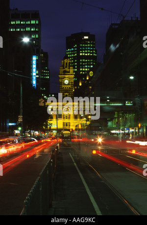 Elizabeth Street und Flinders Street Station in Rush Hour Melbourne Victoria Australien Stockfoto