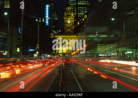 Elizabeth Street und Flinders Street Station in Rush Hour Melbourne Victoria Australien Stockfoto
