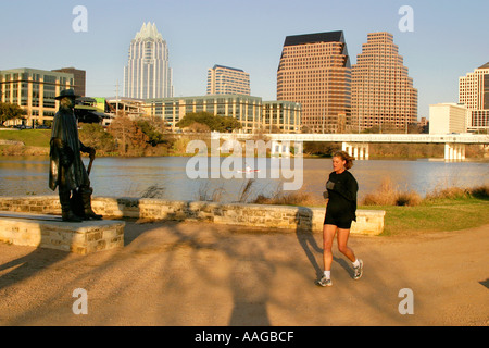Skyline von Austin am Stadtsee in Austin Texas mit Stevie Ray Vaughan Memorial Statue und Jogger Stockfoto