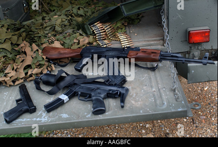 eine AK47 Kalaschnikow Gewehr, eine Pistole Glock 17L und ein Heckler und Koch MP5 auf die Rute Gangart ein Militärjeep Stockfoto