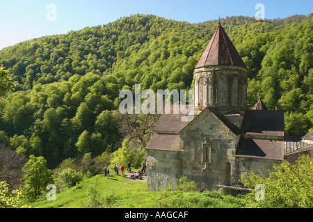 Armenien in der Nähe von Ijevan Hagharstsin Kloster besuchte häufig erbaute 1200 s Walnuss Baum möglicherweise 700 Jahre alten Kirche Stockfoto