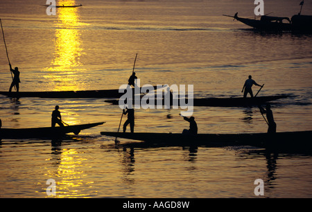 Pirogen auf dem Niger bei Sonnenuntergang - Mopti, MALI Stockfoto