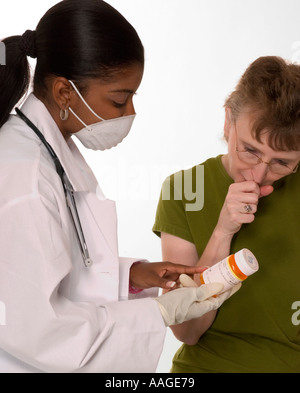 Afroamerikaner Arzt diskutiert verschreibungspflichtige Medikamente mit einer kaukasischen Patientin während der Konsultation, USA. Stockfoto