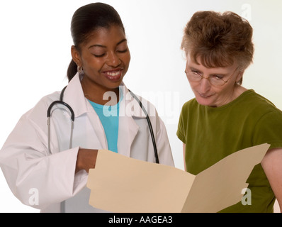 Lächelnde afroamerikanische Ärztin teilt während der Konsultation in den USA positive Testergebnisse mit einer weißen Patientin. Stockfoto