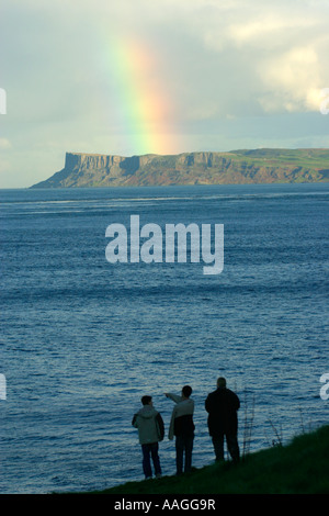 Blick vom Carrick ein Rede-Insel in der Grafschaft Antrim in Nordirland zum fairen Kopf mit einem Regenbogen oben Stockfoto