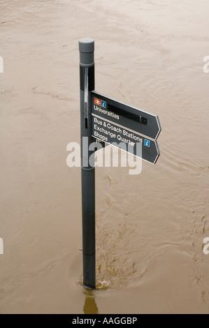 Überfluteten Fluss Aire untergetaucht Fußweg Zeichen am Treidelpfad am Wharf Brewery, Leeds, West Yorkshire, England, UK 25. Juni 2007 Stockfoto