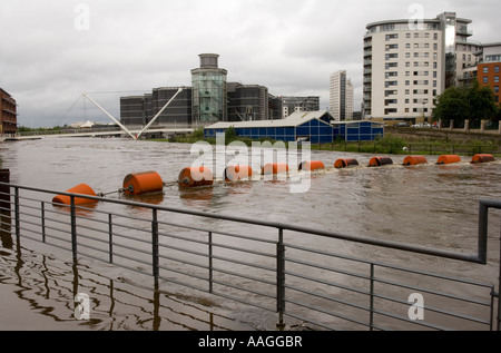 Fluss Aire & Leeds-Liverpool-Kanal hatte überflutet & zusammengeführt. Blick auf Clarence Dock / Royal Armouries Leeds 25. Juni 2007 Stockfoto