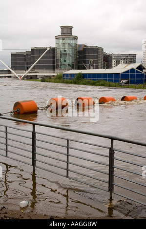 Fluss Aire & Leeds-Liverpool-Kanal hatte überflutet & zusammengeführt. Blick auf Clarence Dock / Royal Armouries Leeds 25. Juni 2007 Stockfoto