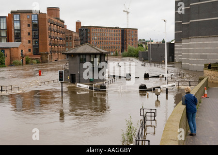 Fluss Aire & Leeds-Liverpool-Kanal hatte überflutet & zusammengeführt. Ansicht des Schlosses am Clarence Dock / Royal Armouries Leeds 25. Juni 2007 Stockfoto