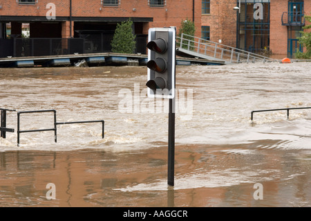 Unter Wasser Ampel durch die überfluteten Fluss Aire & Leeds Liverpool Canal an Clarence Dock Royal Armouries Leeds 25. Juni 2007 Stockfoto