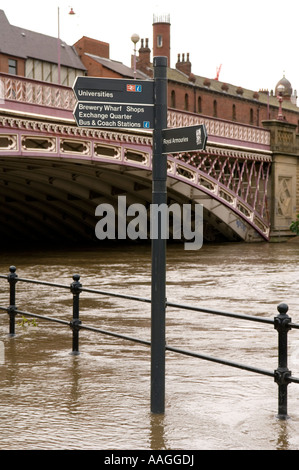 Überfluteten Fluss Aire untergetaucht Schild am Treidelpfad an der Krone Punkt Brücke, Leeds, West Yorkshire, England, UK 25. Juni 2007 Stockfoto