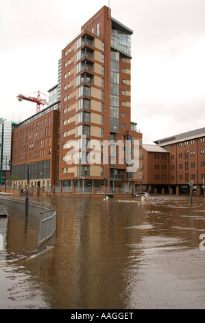 25. Juni 2007 überschwemmten Fluss Aire an Neptun Street & East Street Leeds mit der Dreifaltigkeit eine Entwicklung im Backgound Stockfoto