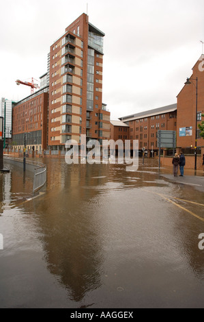 25. Juni 2007 überschwemmten Fluss Aire an Neptun Street & East Street Leeds mit der Dreifaltigkeit eine Entwicklung im Backgound Stockfoto