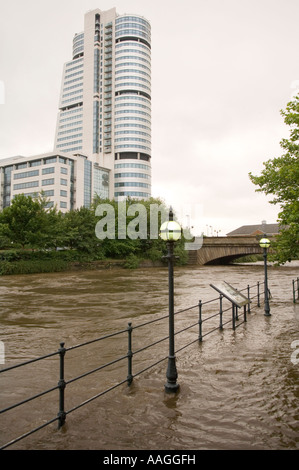 25. Juni 2007 überschwemmten Fluss Aire Treidelpfad an der souveränen Street, Leeds, mit Bridgewater Place & Victoria Bridge im Hintergrund. Stockfoto