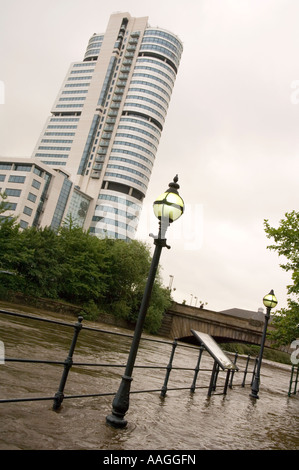 25. Juni 2007 überschwemmten Fluss Aire Treidelpfad an der souveränen Street, Leeds, mit Bridgewater Place & Victoria Bridge im Hintergrund. Stockfoto