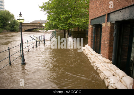 25. Juni 2007 überschwemmten Fluss Aire Leinpfad und sandbagged Büros am souveränen Street, Leeds, mit Victoria Bridge im Hintergrund. Stockfoto