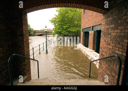 25. Juni 2007 überschwemmten Fluss Aire Leinpfad und sandbagged Büros am souveränen Street, Leeds, mit Victoria Bridge im Hintergrund. Stockfoto