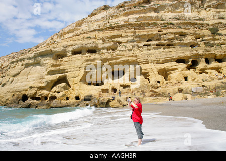 Kalkstein-Höhlen in der Nähe von Matala auf der griechischen Insel Kreta Stockfoto