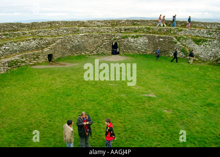 Besucher der alten Celtic Fort Grianan of Aileach in County Donegal in Irland Stockfoto