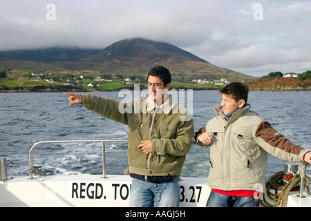 zwei jungen auf eine Angeltour mit dem Boot off Sleave Ligen im County Donegal in Irland Stockfoto