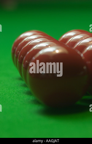 Rote Kugeln zerbrach am grünen Filz ein Snooker-Tisch UK Stockfoto