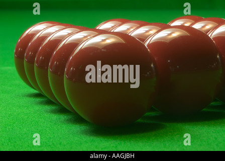 Rote Kugeln zerbrach am grünen Filz ein Snooker-Tisch UK Stockfoto