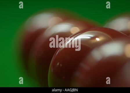 Rote Kugeln zerbrach am grünen Filz ein Snooker-Tisch UK Stockfoto