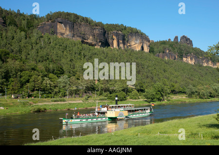 Raddampfer Kurort Rathen an der Elbe in der Nähe von Bad Schandau in den Nationalpark Sächsische Schweiz in Sachsen in Deutschland Stockfoto