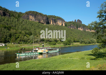 Raddampfer Kurort Rathen an der Elbe in der Nähe von Bad Schandau in den Nationalpark Sächsische Schweiz in Sachsen in Deutschland Stockfoto