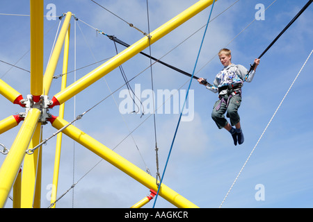 Junge, springen auf einem Bungee-Trampolin in Blavand in Dänemark Stockfoto