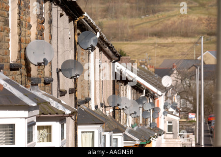 HÄUSER MIT SATELITTE GERICHTE AUF EINER TERRASSENFÖRMIG ANGELEGTEN STRAßE IM NANT Y MOEL SOUTH WALES UK Stockfoto