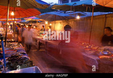 Luang Prabang Laos eine Auswahl an Speisen Lao von Stände auf dem beliebten verkauft Abend Lebensmittelmarkt in Luang Prabang Stockfoto