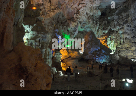 Nordöstlichen Vietnam Halong Bucht hängen Dau gehen die Höhle der hölzernen Pfähle Großansicht mit Touristen und künstliche Clourful Beleuchtung Stockfoto