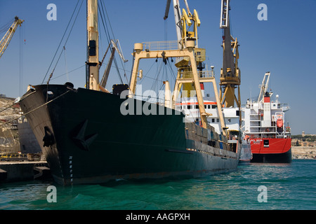 Versand - Frachtschiffe festgemacht zum Laden oder Entladen in den Werften des Grand Harbour auf Malta Stockfoto