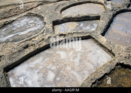 Salinen bei Qbaijar in der Nähe von Marsalforn auf der Insel Gozo in Malta. Stockfoto