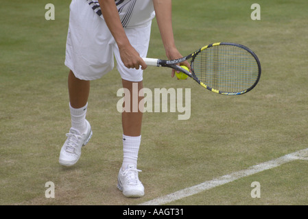 ein Tennisspieler bereitet zu dienen Stockfoto