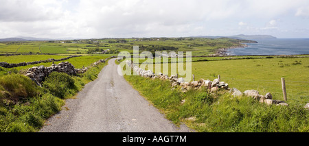 Irland County Donegal Inishowen Halbinsel Ballyharry schmale Straße entlang der Nordküste Stockfoto