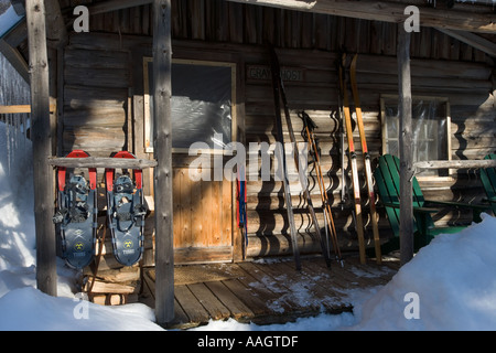 Schneeschuhen auf der Veranda einer Kabine bei AMC s Little Lyford Teich Camps in Maine s nördlichen Wald in der Nähe von Greenville Stockfoto