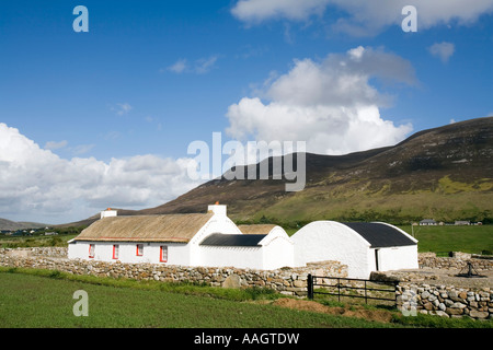 Irland Co Donegal Inishowen Dunaff traditionellen strohgedeckten Haus restauriert als Ferienhaus unter Raghlinmore Stockfoto
